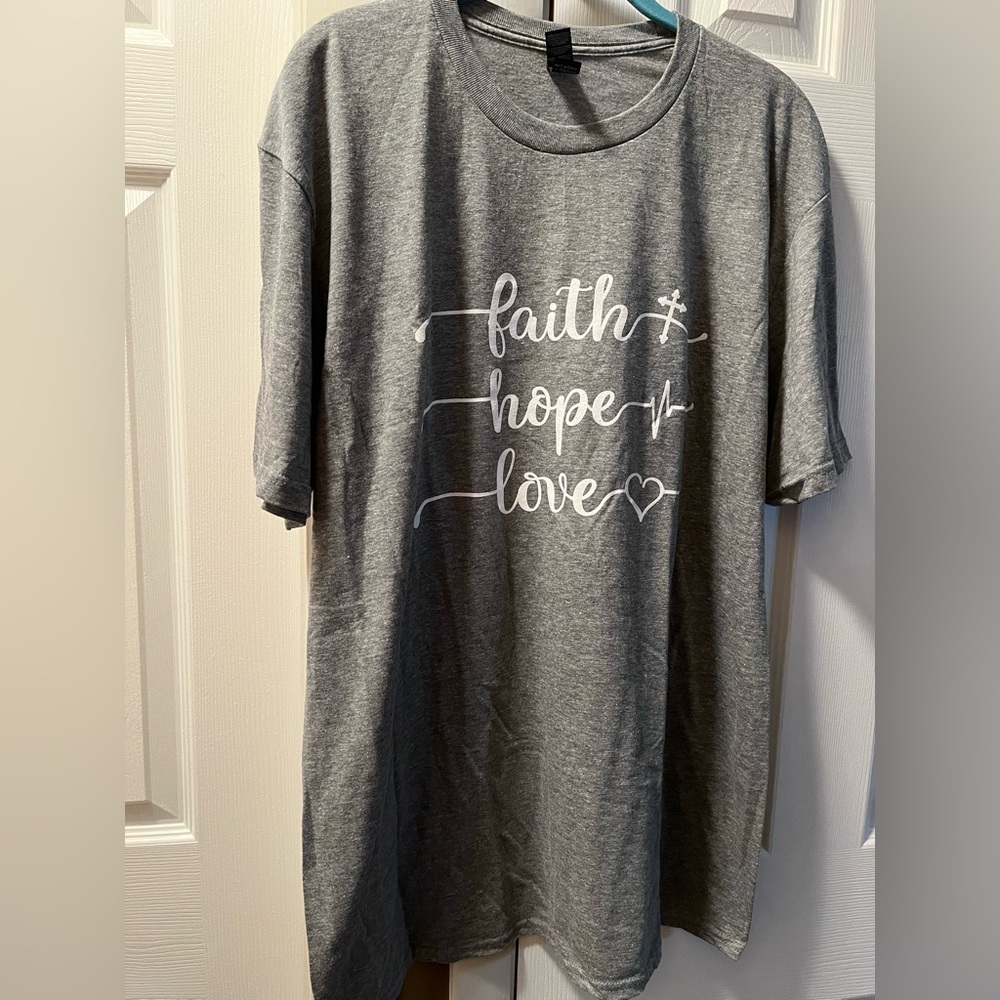 Anvil by Gildan Gray Graphic Lightweight T-Shirt with Faith Hope Love Print